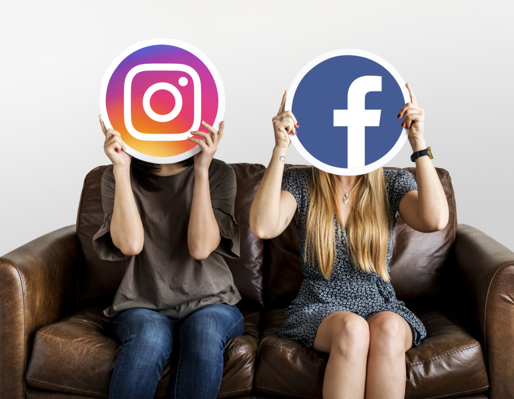 meninas-com-as-redes-sociais-facebook-e-instagram-cobrindo-seus-rostos