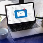 notebook-com-caixa-de-e-mail-notificando-chegada-de-e-mail-marketing