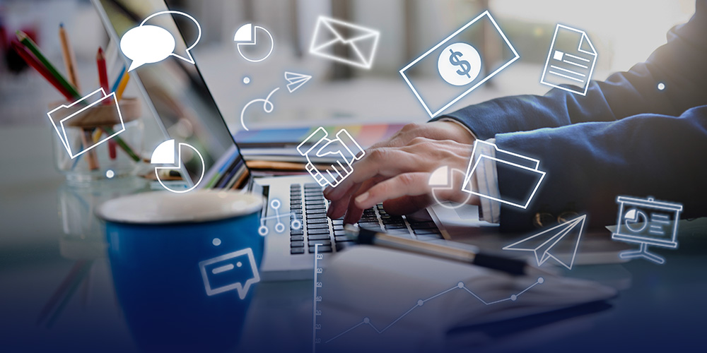 Uma mão masculina, usando terno e camisa social, digitando em um notebook. Em primeiro plano, estão alguns ícones, como gráficos, balões de fala, notas de dinheiro, pastas, avião de papel... a imagem representa o alcance do marketing de conteúdo.