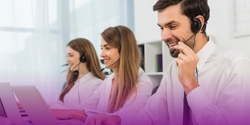 Três pessoas na foto usando headset, representando a equipe comercial de uma empresa.
