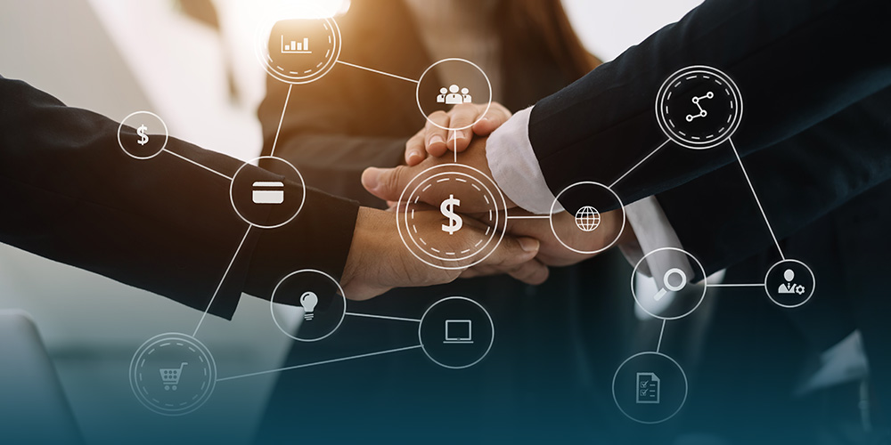 Várias mãos sobrepostas, de pessoas usando roupa social, e símbolos em primeiro plano representam a união de inbound e outbound marketing, excelente para potencializar resultados.