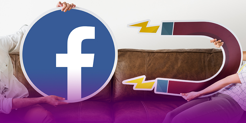 Duas pessoas estão sentadas em um sofá, mas a foto só revela a metade do corpo, sem rosto. Uma delas segura um ícone do facebook, uma das plataformas em que é possível fazer tráfego pago, outra um imã com raios saindo das extremidades.