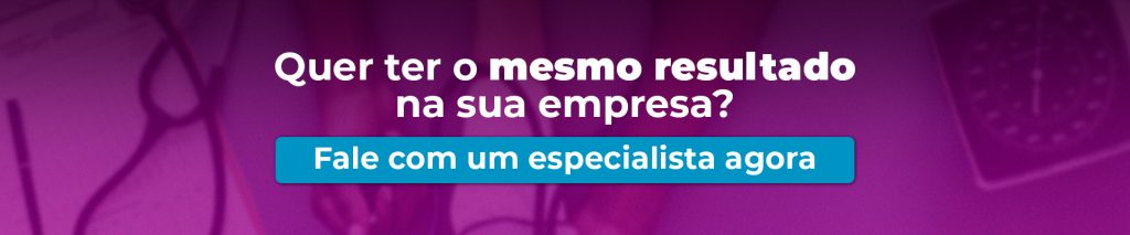 O fundo tem uma imagem desfocada e pouco nítida que remete à área da saúde, com um filtro roxo, mas só identificamos o aferidor de pressão. Está escrito Quer ter o mesmo resultado na sua empresa? em branco e o CTA Fale com um especialista agora em destaque, em um quadro azul.