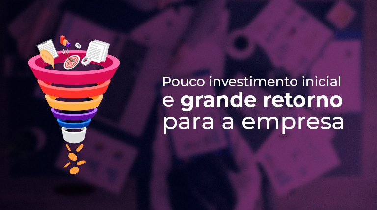 O fundo é roxo e, na imagem, tem uma pessoa vista de cima, sentada em uma mesa, rodeada de documentos. A foto está bem desfocada. À esquerda, um funil de vendas que lembra um pouco uma espiral. No topo, tem alguns ícones, como um balão, um alvo com flechas no centro, um gráfico, papéis que representam documentos. No fundo, moedinhas. À direita, está escrito Pouco investimento inicial e grande retorno para a empresa em branco.