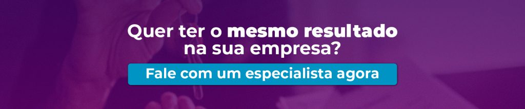 Banner com uma imagem de fundo em que uma pessoa, provavelmente um homem, está com a mão estendida e outra, provavelmente uma mulher, entrega para ela um molho de chaves. O fundo tem um filtro roxo e a imagem é pouco nítida. Está escrito Quer ter o mesmo resultado na sua empresa? em branco e o CTA Fale com um especialista agora em destaque, em um quadro azul.