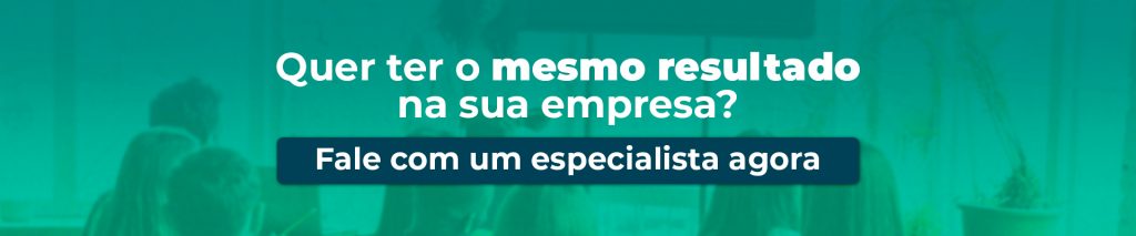 Banner com um recorte da imagem em destaque e um filtro de cor com um degradê de verde. Está escrito Quer ter o mesmo resultado na sua empresa? em branco e o CTA Fale com um especialista agora em destaque em um quadro azul.