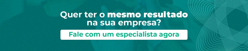 Banner com uma imagem de fundo de uma pessoa sendo tatuada (aparecem só a mão do tatuador e a parte do corpo da pessoa) com um filtro azul esverdeado, portanto, a imagem é pouco visível. À direita, está o átomo estilizado símbolo da Átomo. Está escrito Quer ter o mesmo resultado na sua empresa? em branco e o CTA Fale com um especialista agora em destaque, em fonte azul esverdeado e um quadro branco.